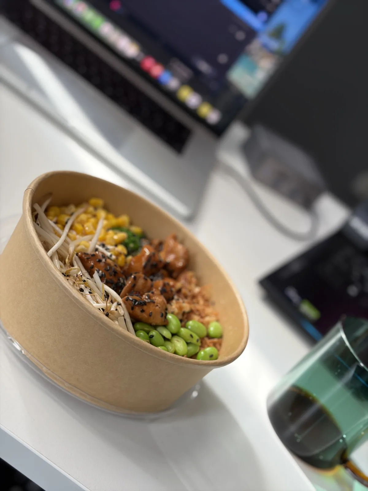 Poke bowl at the desk