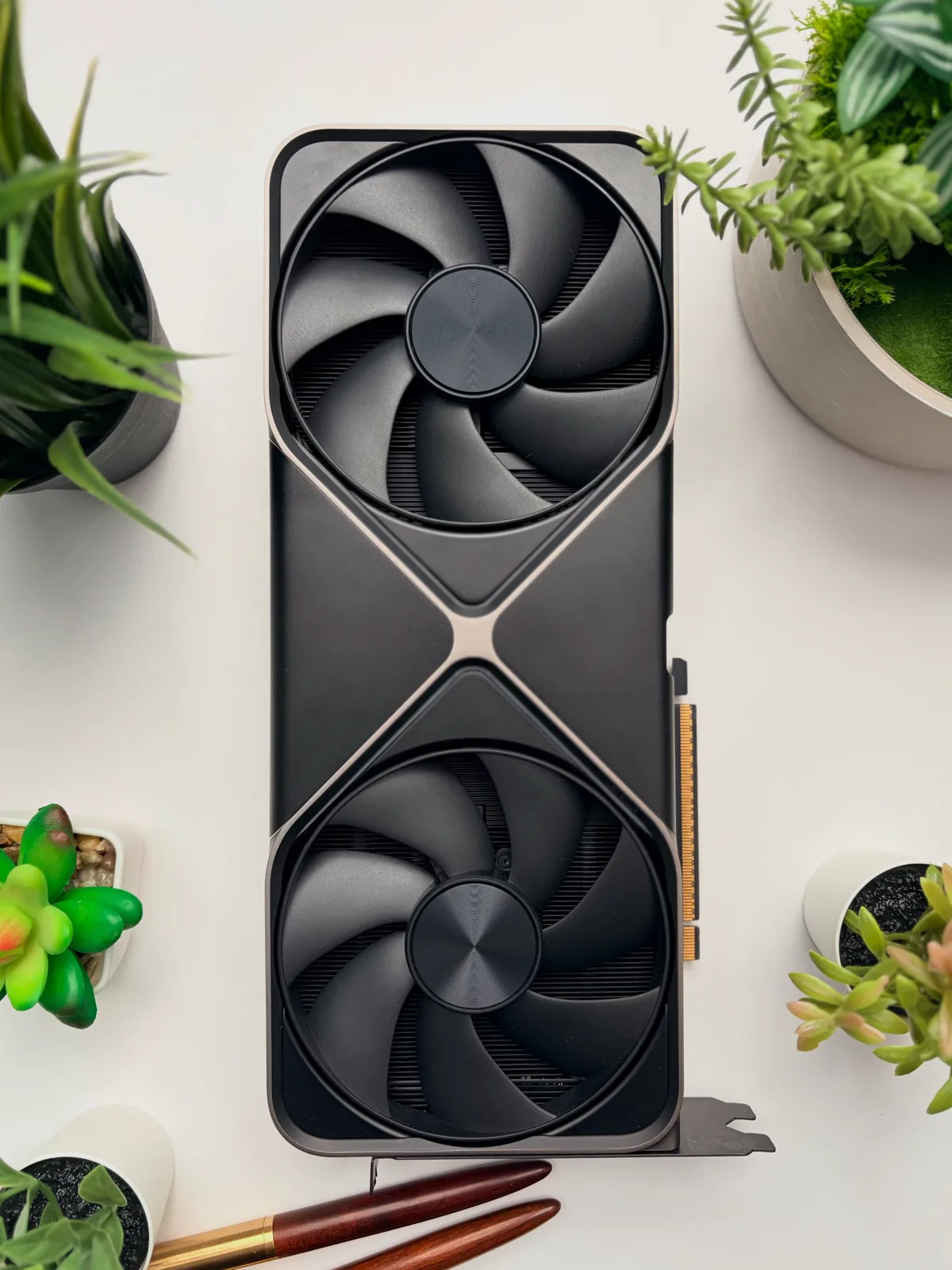 RTX 5080 FE, flat lay